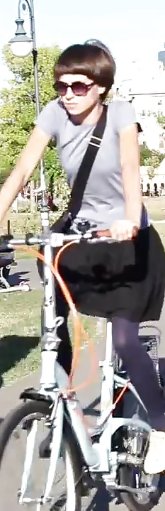 Espía viejo + joven falda de bicicleta rumano
 #28245288