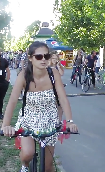 Espía viejo + joven falda de bicicleta rumano
 #28245310