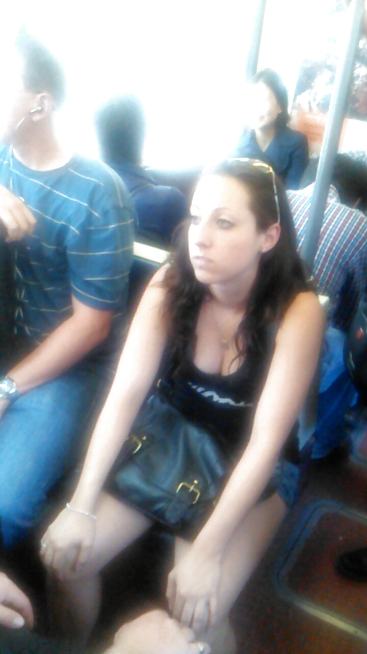 電車の中でより多くの盗撮写真
 #37677211
