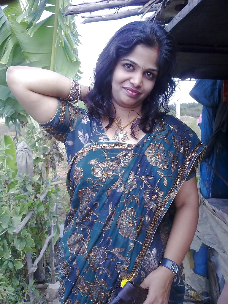 Indian Aunty Im Freien #24710312