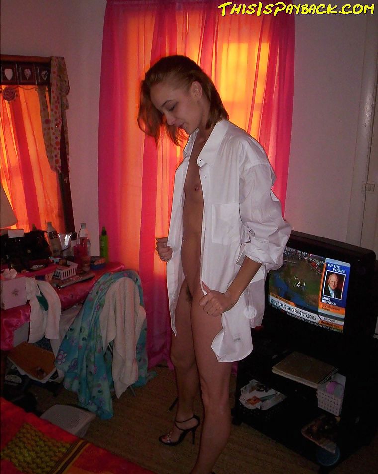 Joven caliente y delgada posa, chupa, folla y recibe faciales
 #37600591