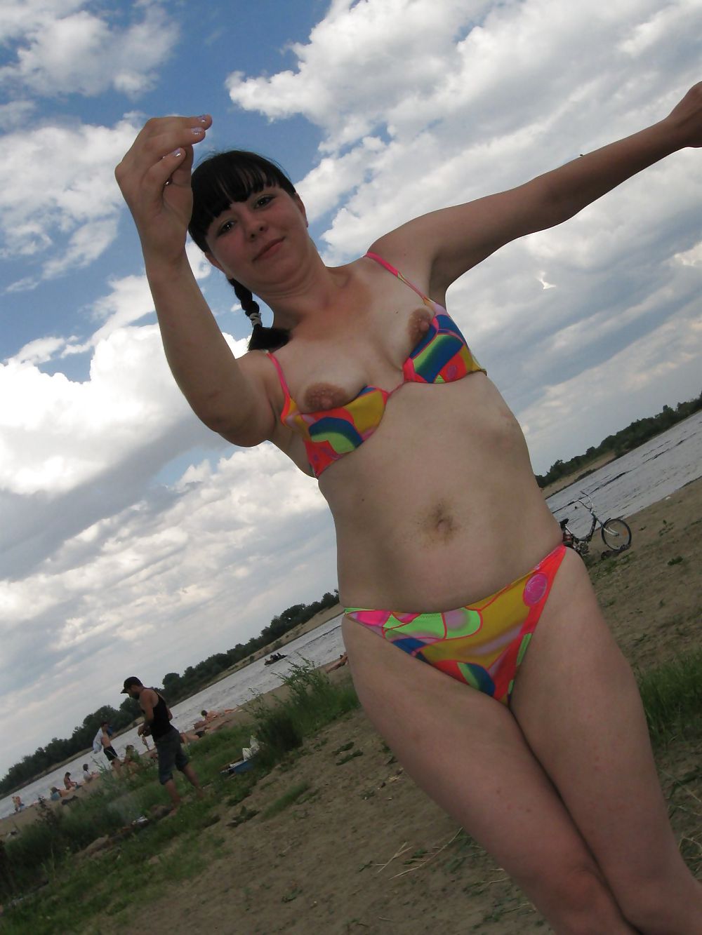 Lili che mostra l'ano sulla spiaggia pubblica
 #35903322