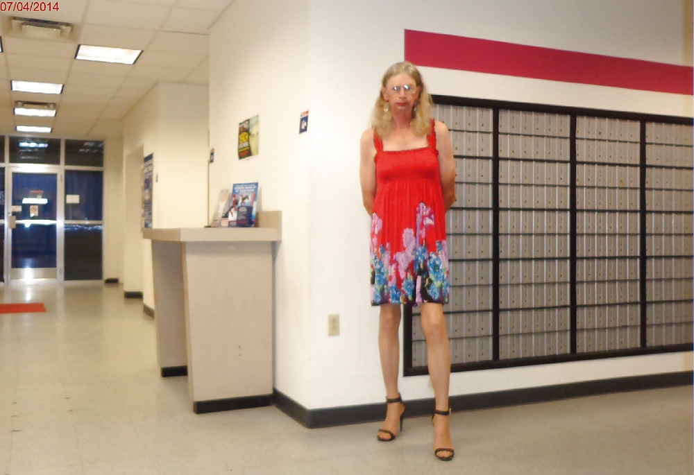 Vestido rojo 2
 #28893945