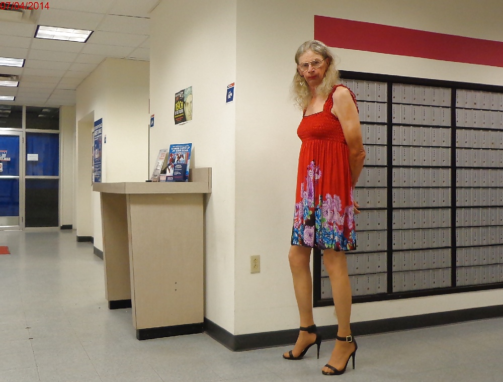 Vestido rojo 2
 #28893974