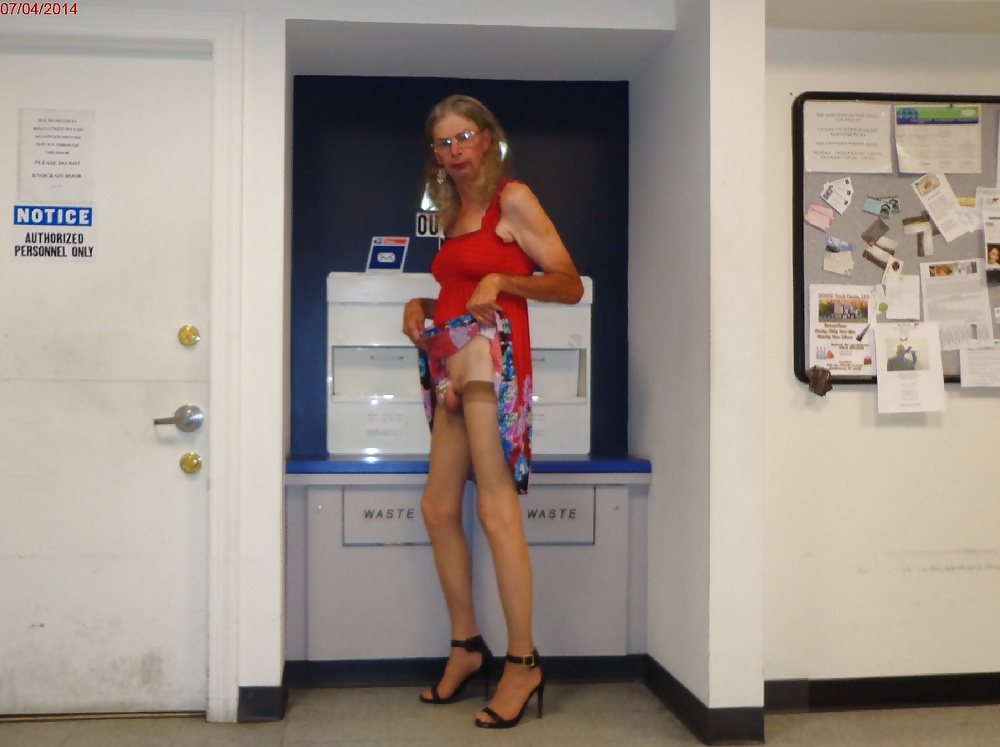 Vestido rojo 2
 #28894079