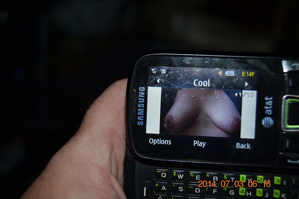 Foto al cellulare delle tette di mia moglie.
 #27419853