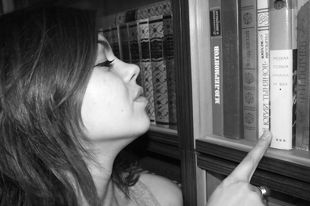 Teen in Library - 518002 #28273850