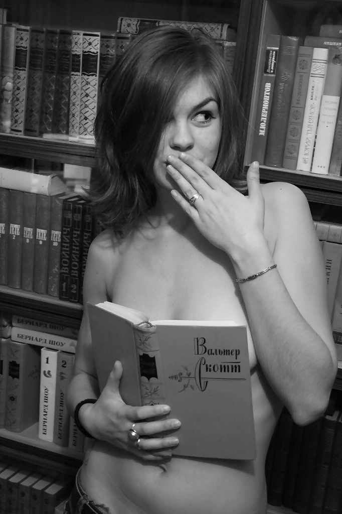 Joven en la biblioteca - 518002
 #28273871