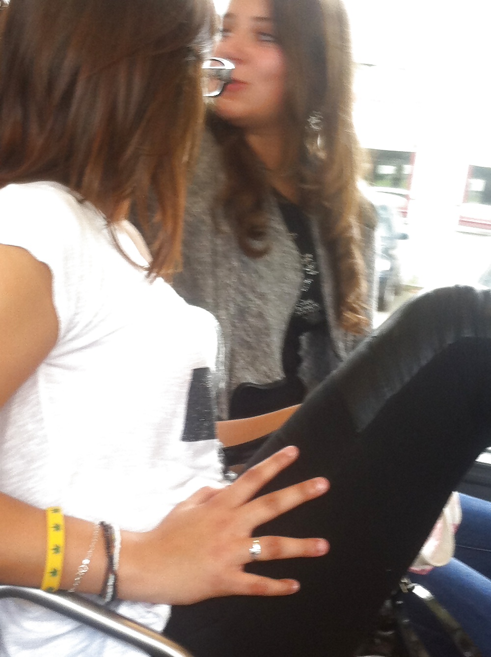 Brunette dans un bus bonus pieds #31194918