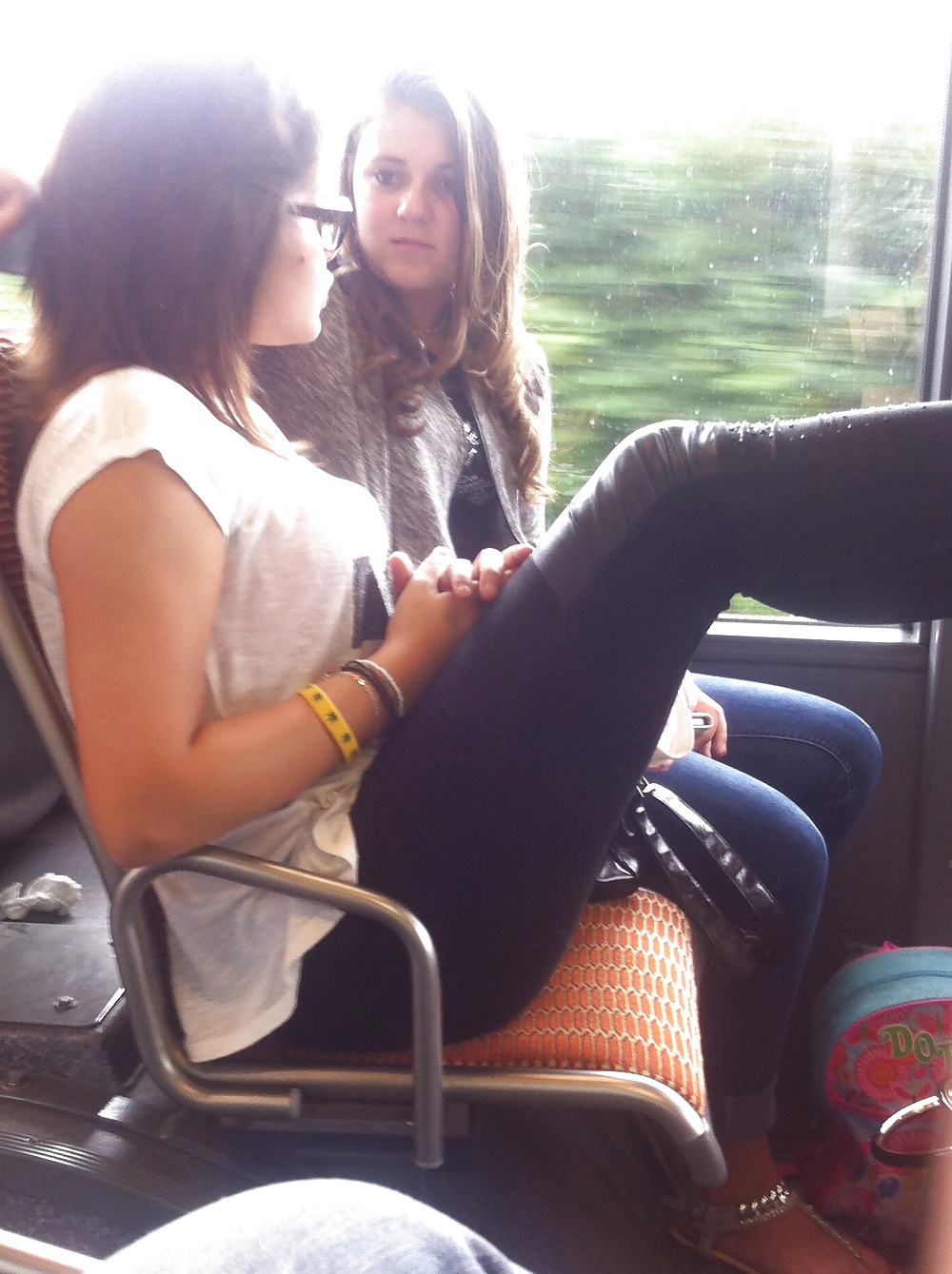 Brunette dans un bus bonus pieds #31194924