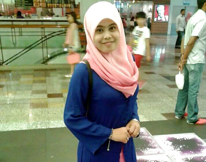 Belleza malaya con hijab (sin desnudos)
 #28441933