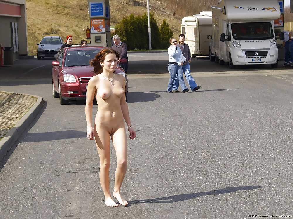 Chicas desnudas en público b
 #40825546