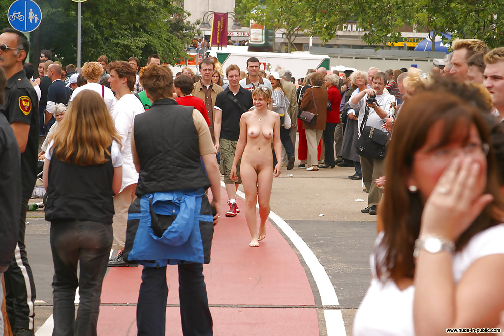 Chicas desnudas en público b
 #40825775