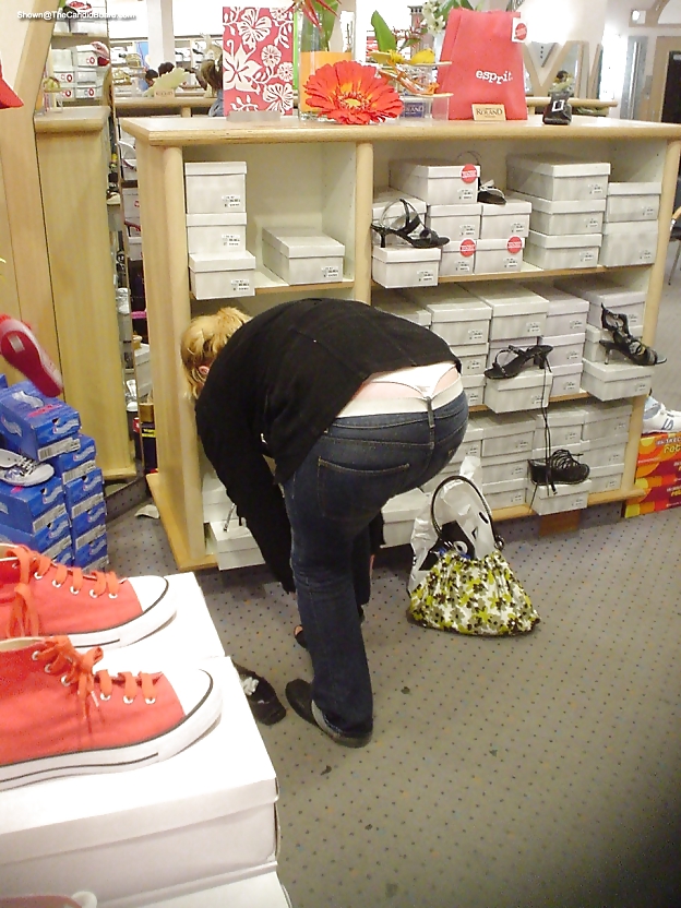 Les salopes achetent leurs chaussures  #26409116