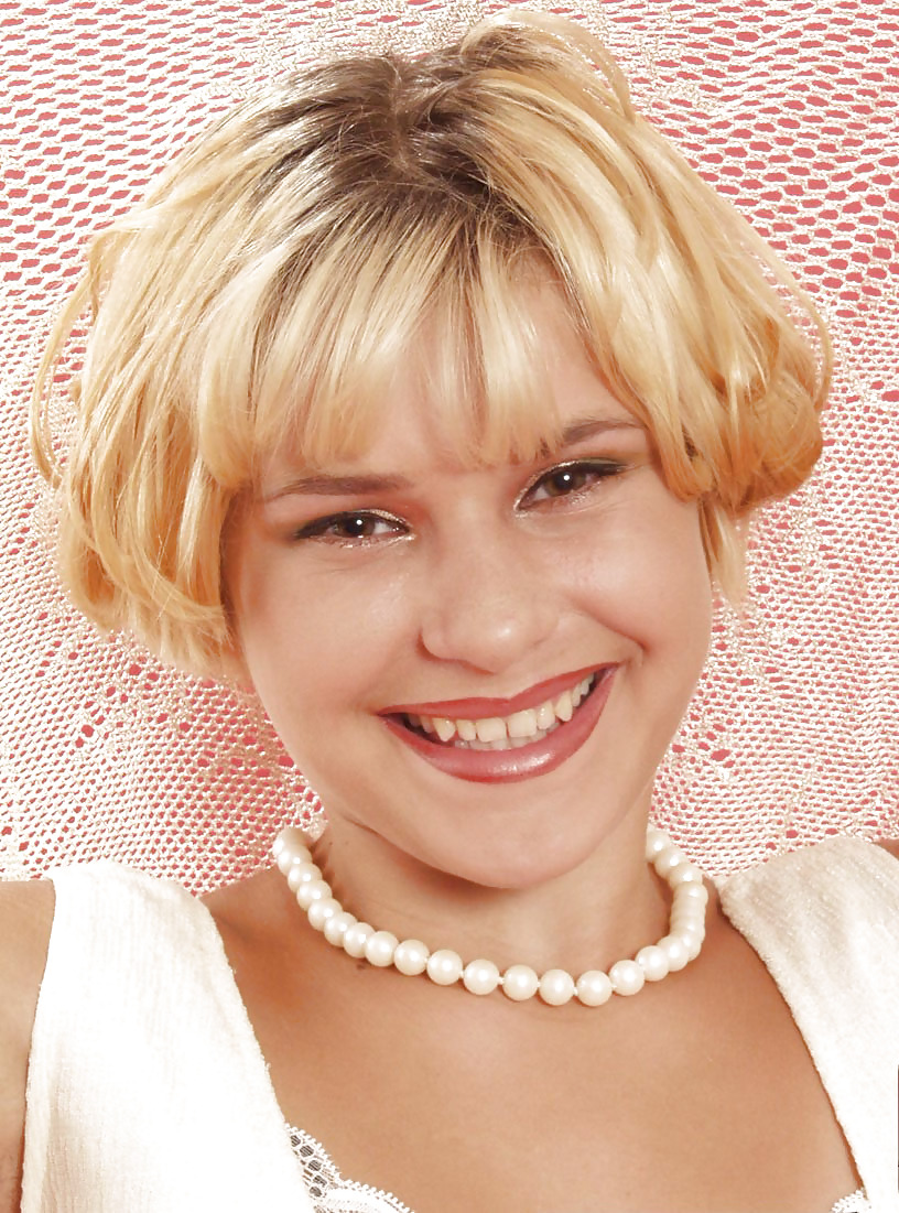 Blonde Hottie Auskleiden #37768132