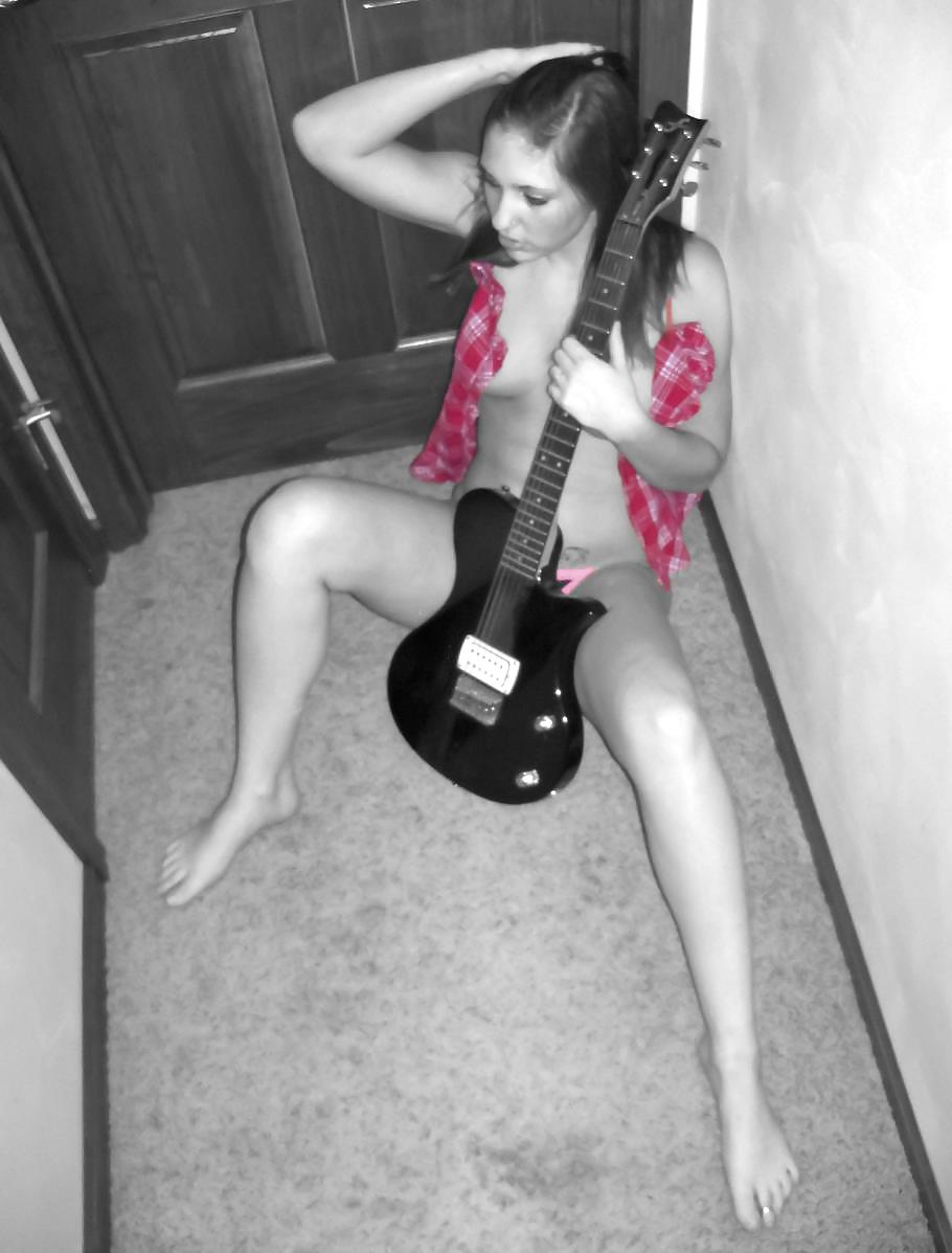 Joven caliente y su guitarra
 #36064555