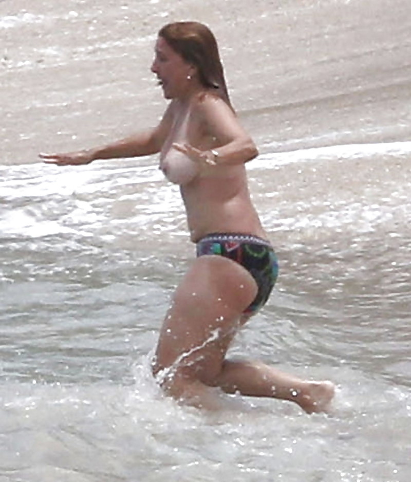 Giudice del tribunale popolare marilyn milian in topless su una spiaggia 
 #37232524