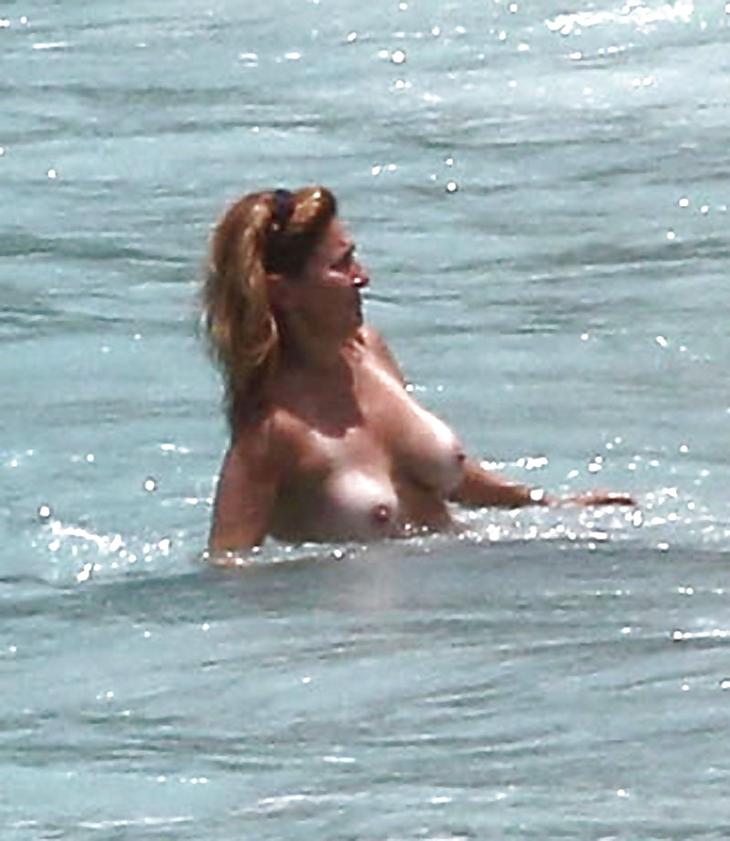 Giudice del tribunale popolare marilyn milian in topless su una spiaggia 
 #37232527