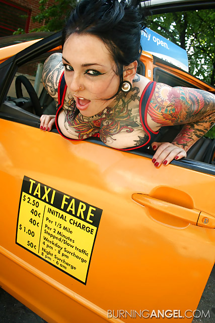 Vollbusige Alt Punk Adahlia Finger Auf Taxi #35969822