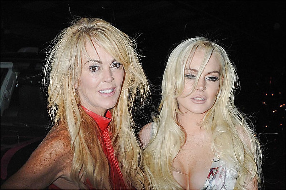 Lindsay&dina lohan
 #39012867