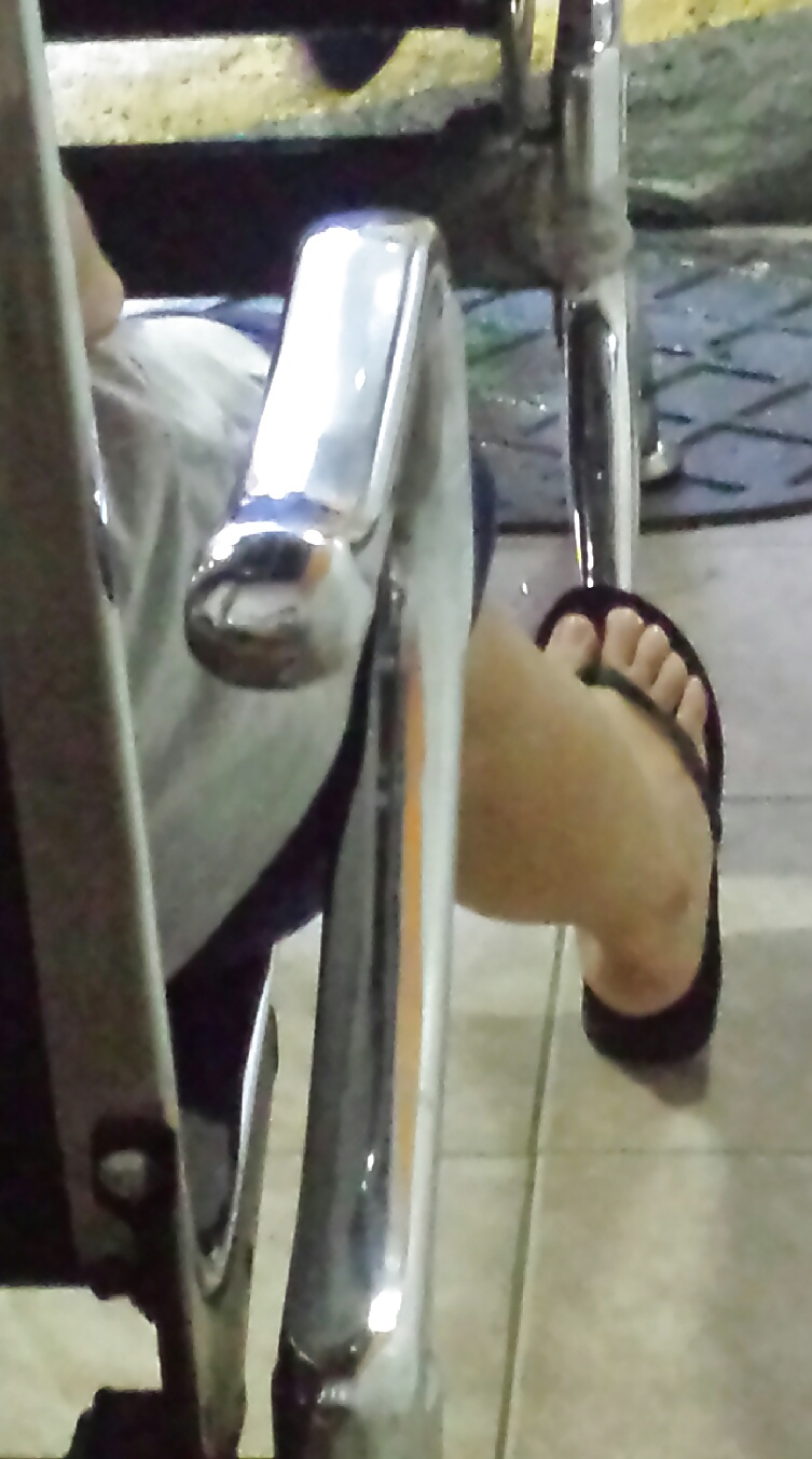 綺麗な足と足を持つ小柄なパイナッポー
 #27021933
