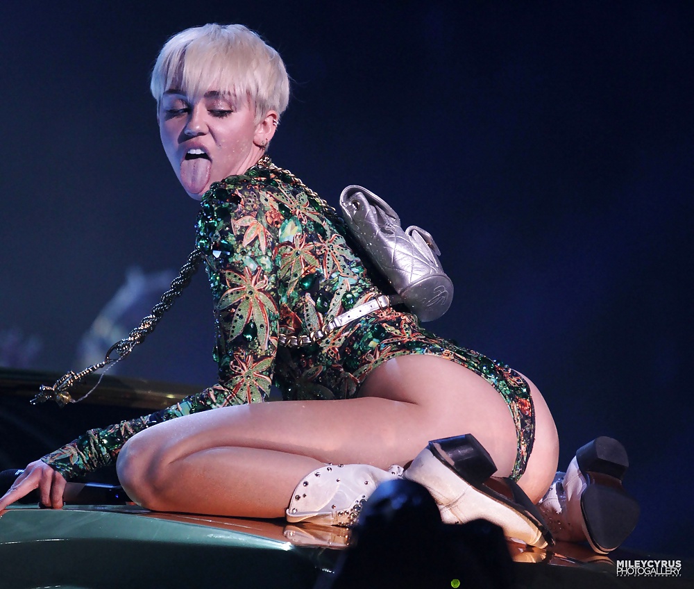 Miley Cyrus Ultimative Cumbucket #32110913