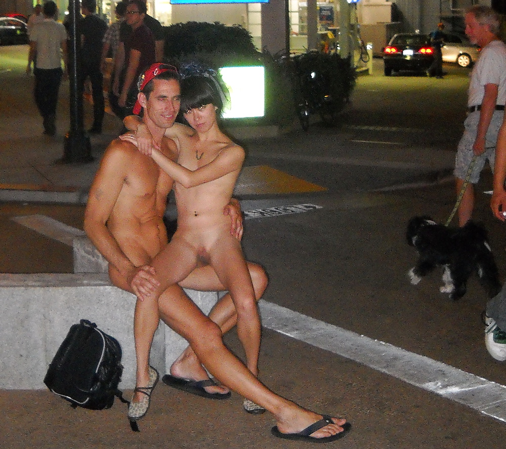 ニューオーリンズで裸で歩く男（マルディグラ
 #24609986