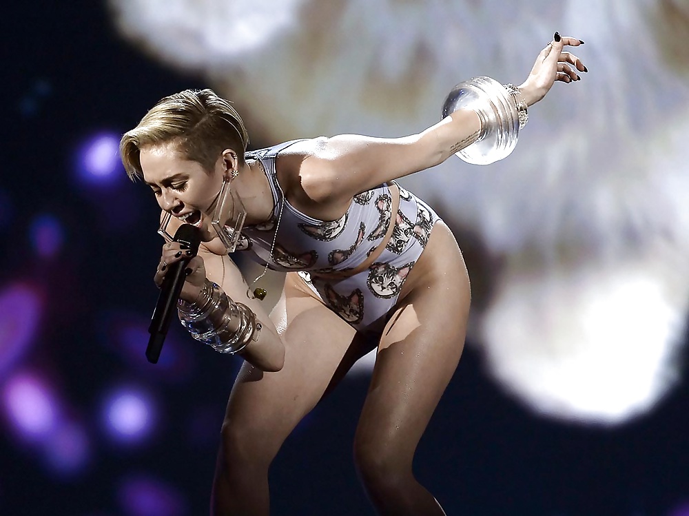 Miley Cyrus #32683876