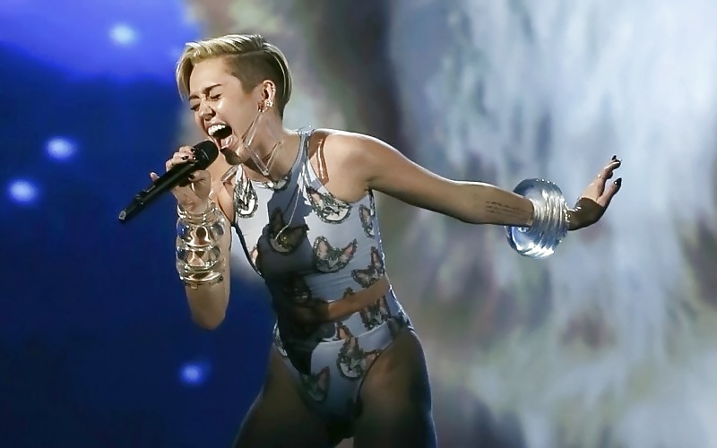 Miley cyrus
 #32683882