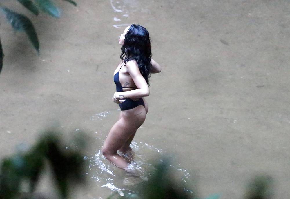 Rihanna costume da bagno candids in rio de janeiro 
 #24214176