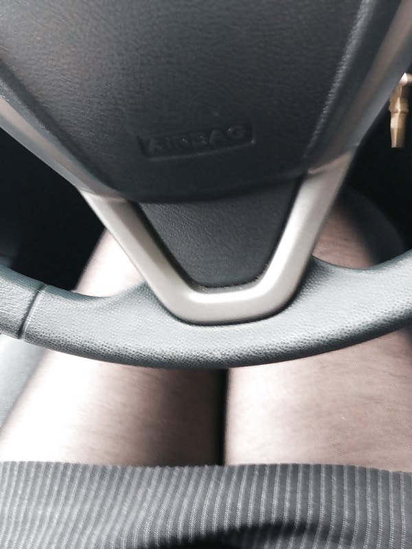 Esposas piernas en faldas cortas conduciendo al trabajo 
 #32833644