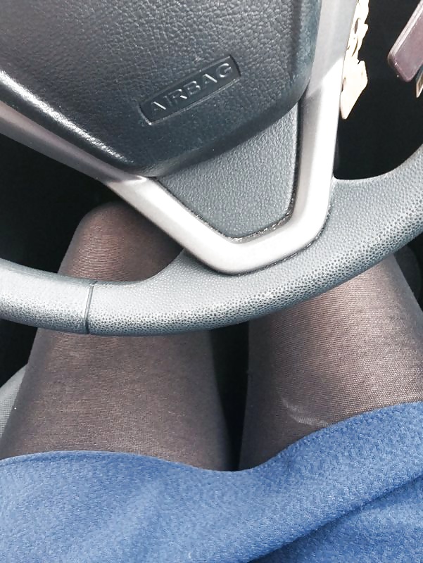 Esposas piernas en faldas cortas conduciendo al trabajo 
 #32833647