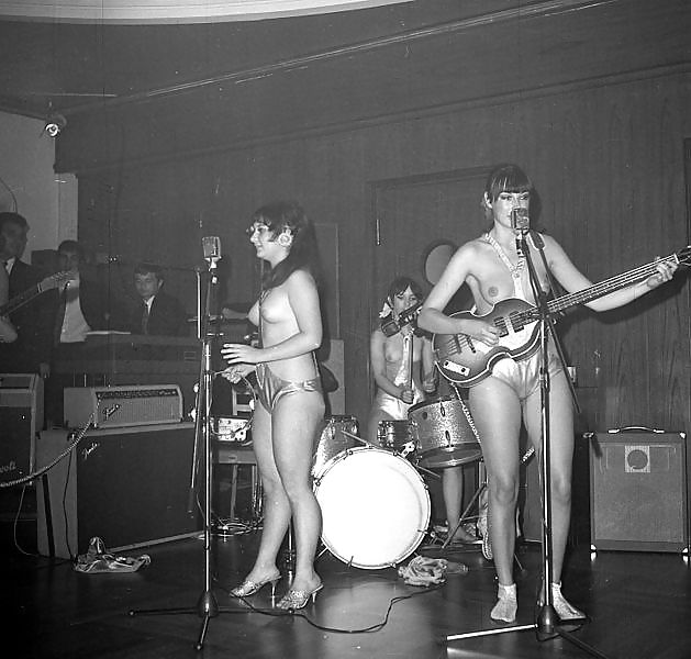 Ladybirds - 60's Girls with Guitars #23132327