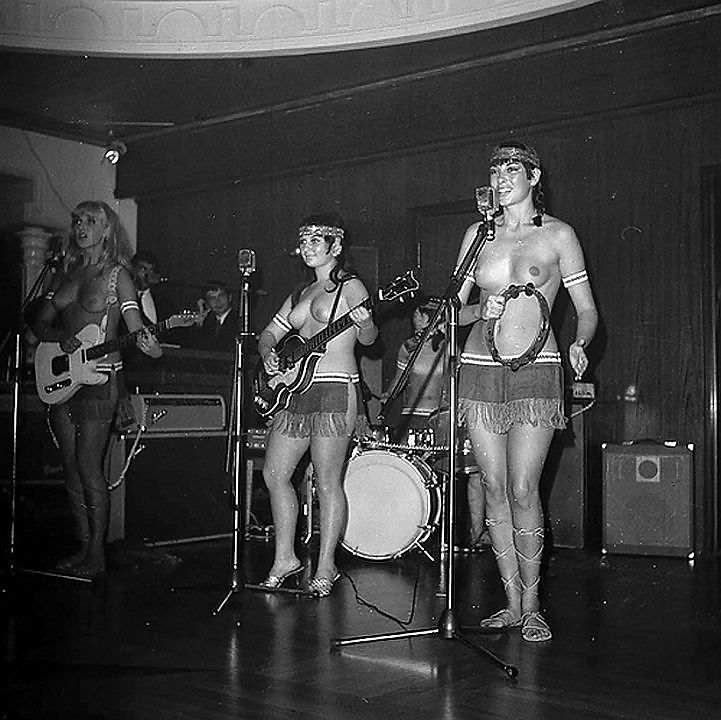 Ladybirds - 60's Girls with Guitars #23132362