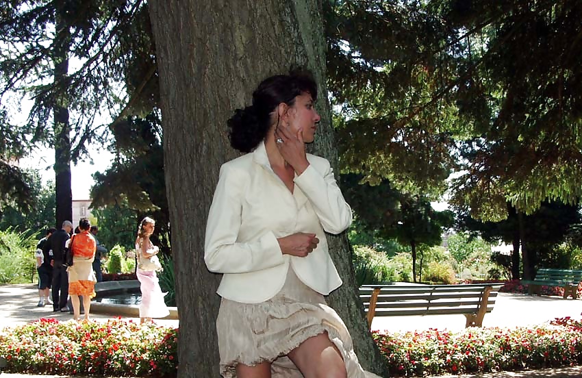 Nadine francese che lampeggia in un parco pubblico 2005
 #24666883