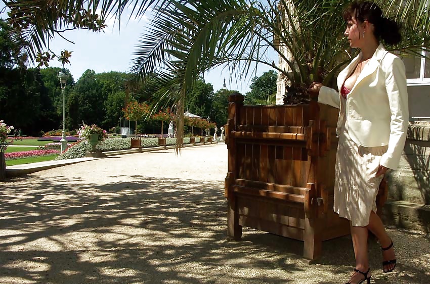 Nadine Français Clignotant Dans Un Parc Public 2005 #24667151