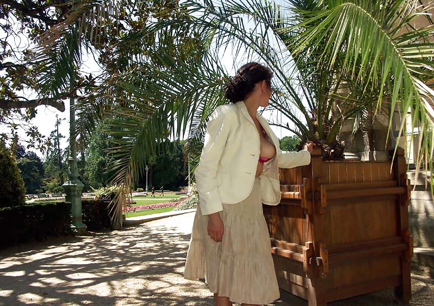 Nadine Français Clignotant Dans Un Parc Public 2005 #24667185