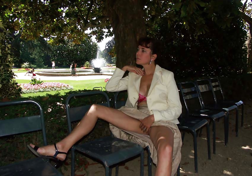 Nadine francese che lampeggia in un parco pubblico 2005
 #24667221