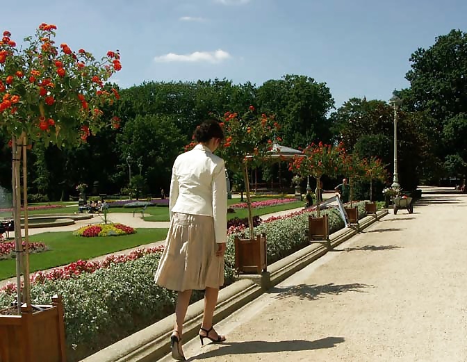 Nadine francese che lampeggia in un parco pubblico 2005
 #24667259