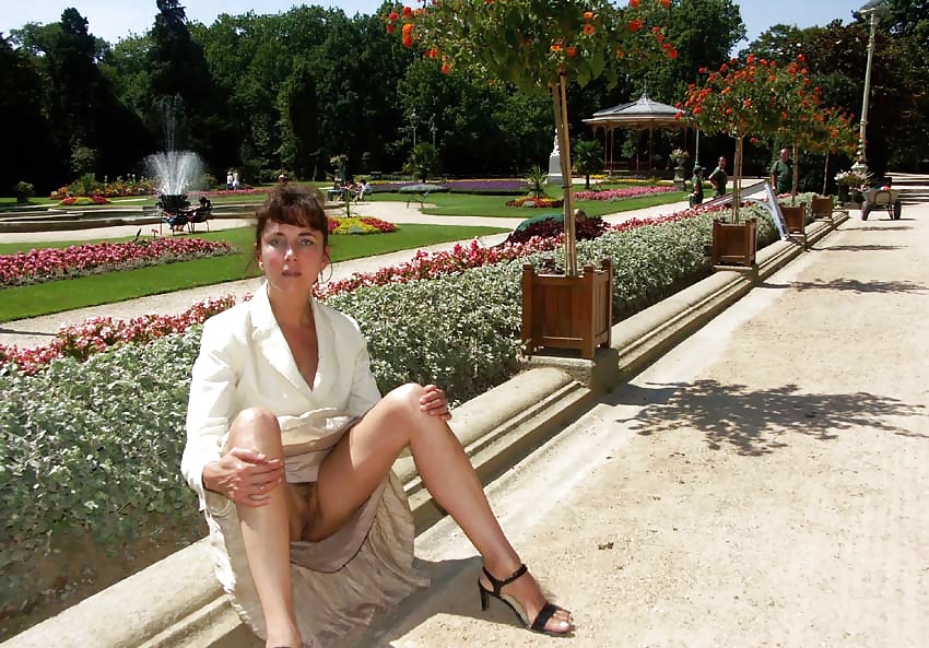 Nadine francese che lampeggia in un parco pubblico 2005
 #24667278