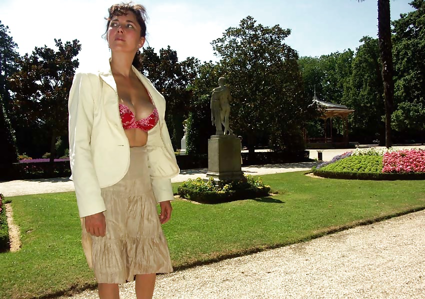 Nadine francese che lampeggia in un parco pubblico 2005
 #24667286