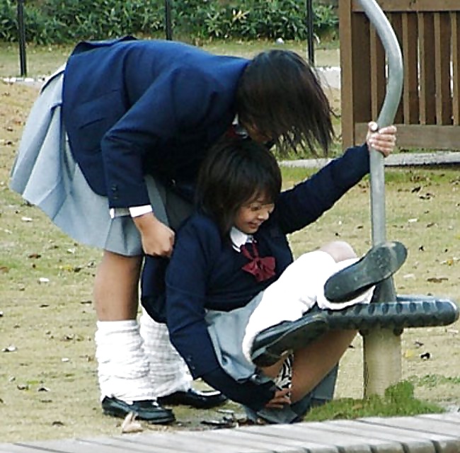 日本の女の子が12歳でスカートをめくる
 #25992772