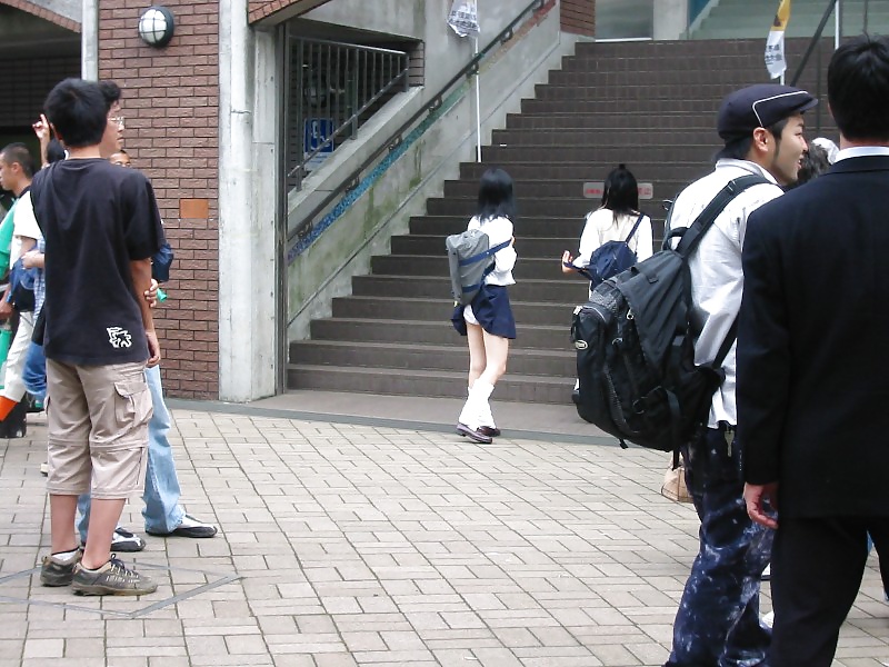 日本の女の子が12歳でスカートをめくる
 #25992887