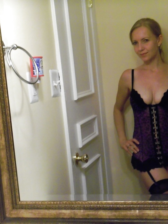 金髪の素人女性
 #27164314