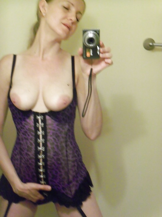 金髪の素人女性
 #27164535