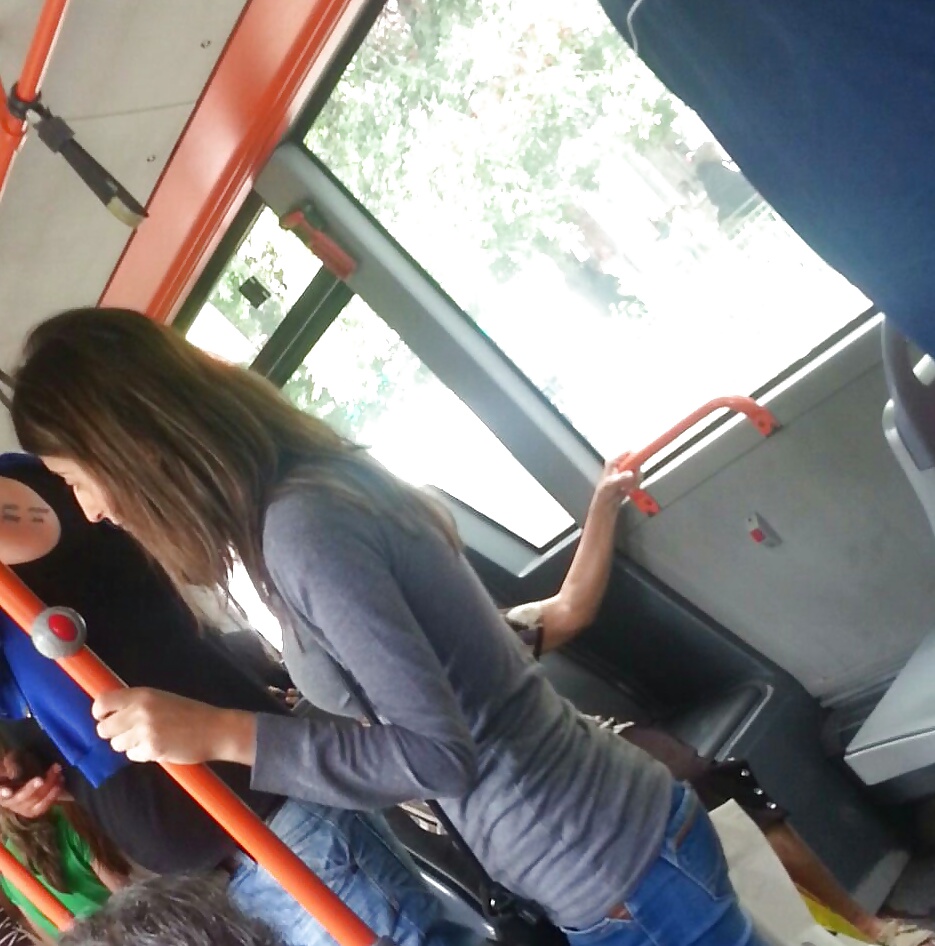 Espiar los pies, el culo, la cara, las piernas y el nylon en el autobús rumano
 #29118175
