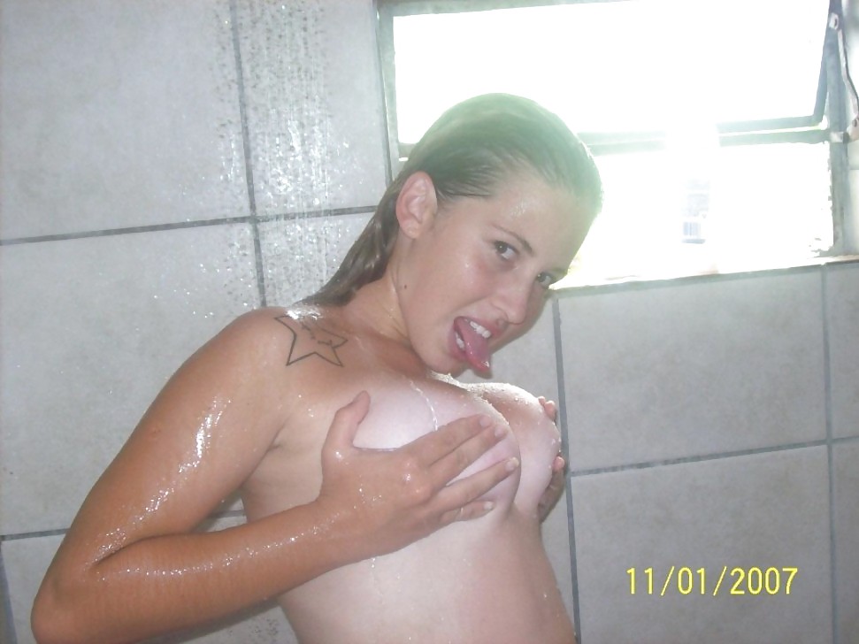 Ducha chica tetona
 #34039940