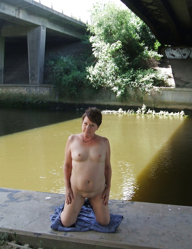 Desnuda en la orilla del río
 #27968068