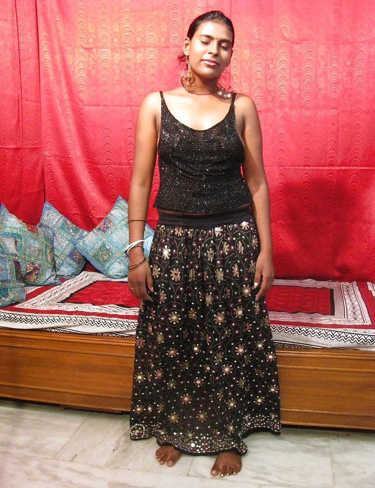 Dentro de una casa de prostitución india - parte 1
 #26998125