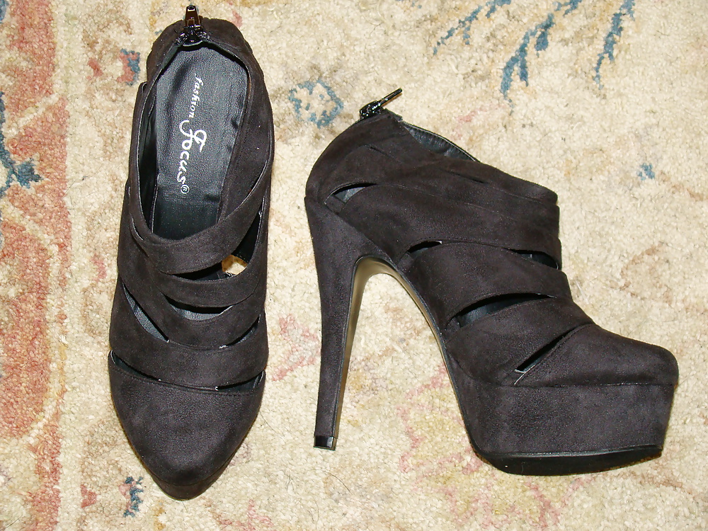 Los zapatos nuevos de mi esposa
 #34833864